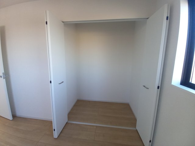 水戸市平須町　1期の収納|ウォークインクローゼットには衣類だけでなく、趣味のグッズもたっぷり収納できます