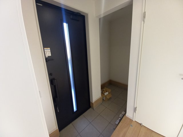 水戸市平須町　1期の玄関|玄関窓から光が差し込む明るい玄関です！白を基調としているのでスッキリとしています♪