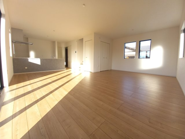 水戸市平須町　1期の居間・リビング|リビングの写真です。大きな窓があり陽射しが差し込みます。お子様の目を離すことなく片付け・お料理ができ安心です～♪