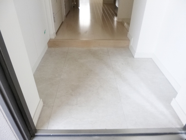 センテニアル王子神谷の玄関|綺麗な玄関で収納付きです☆