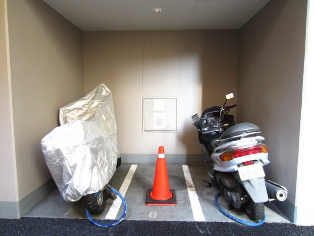 センテニアル王子神谷の駐車場|バイク置場もありますよ。