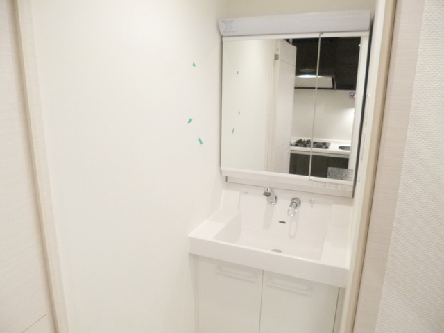 センテニアル王子神谷の洗面所|嬉しい独立洗面台付きです。