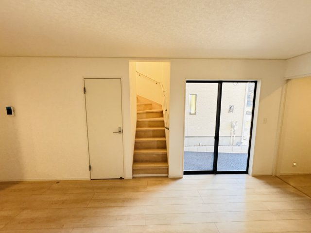 柏市布施新町４丁目新築戸建（布施新町第３）の洋室|家族の顔が見えるリビングイン階段