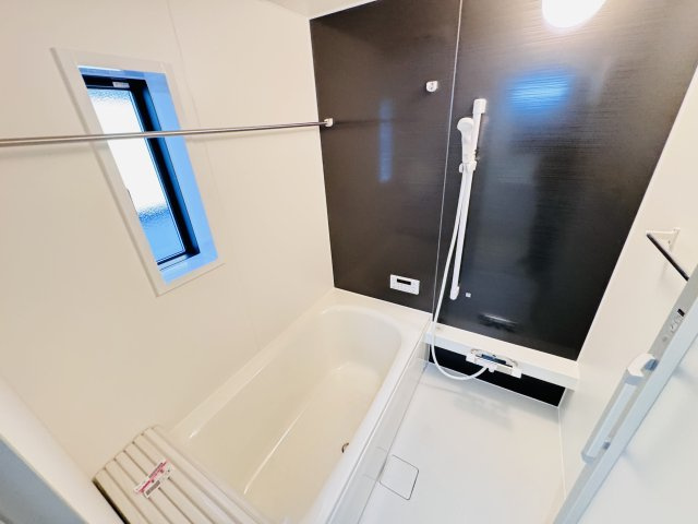 柏市布施新町４丁目新築戸建（布施新町第３）の浴室|手元で水流切り替えシャワーヘッド・足を伸ばせる広々浴槽で毎日リラックス♪