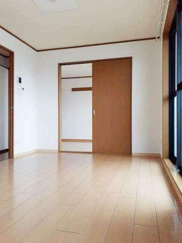 熊本市東区長嶺西３丁目の賃貸マンションの内装|明るい色調の室内です