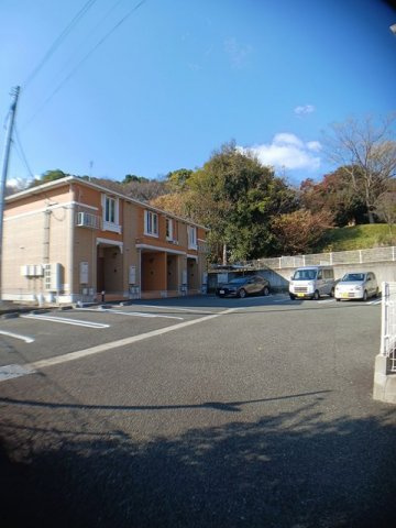 熊本市中央区黒髪６丁目のアパートの駐車場|駐車場があるので、車を買う予定の方も安心です