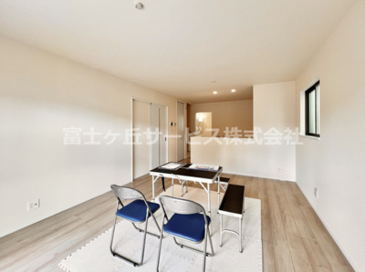 【居間・リビング】 | 三島市幸原町2丁目 新築一戸建て A号棟 | 16帖のリビングダイニングです