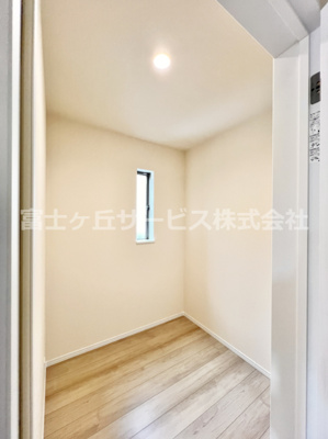【洋室】 | 三島市幸原町2丁目 新築一戸建て A号棟 | 2帖の納戸です