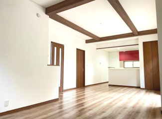 【居間・リビング】 | 成田市並木町　中古戸建 | 内装リフォーム済み令和7年12月　オール電化・太陽光発電パネル 駐車2台可能 平成28年1月築