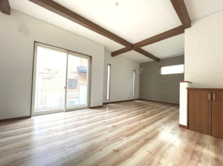 【居間・リビング】 | 成田市並木町　中古戸建 | 内装リフォーム済み令和7年12月　オール電化・太陽光発電パネル 駐車2台可能 平成28年1月築