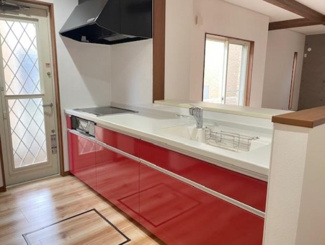 【キッチン】 | 成田市並木町　中古戸建 | 内装リフォーム済み令和7年12月　オール電化・太陽光発電パネル 駐車2台可能 平成28年1月築