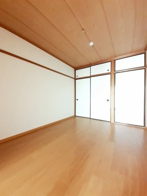 【内装】 | シンエイビル | 明るい室内です