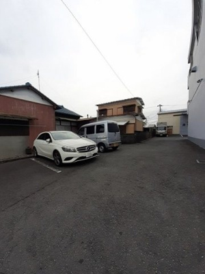 【駐車場】 | シンエイビル | 駐車場があるので、車を買う予定の方も安心です