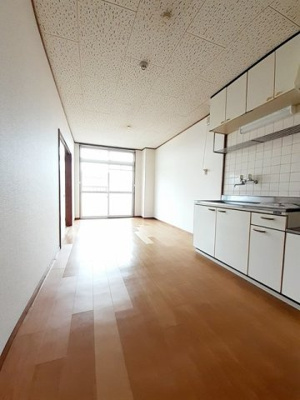 【居間・リビング】 | シンエイビル | こちらのリビングで趣味の時間をお楽しみください