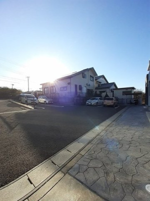 【駐車場】 | オーブリー柏原 | 駐車場があるので、車を買う予定の方も安心です