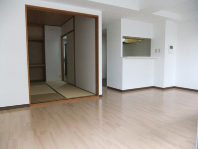 【居間・リビング】 | ツインシティ東砂アネックス | こちらのリビングで趣味の時間をお楽しみください