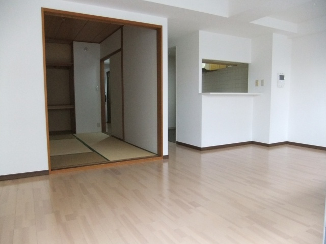 ツインシティ東砂アネックスの居間・リビング|こちらのリビングで趣味の時間をお楽しみください