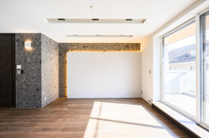 【居間・リビング】 | ご自宅から現地まで、当社スタッフがお車にて、「お迎え・お送り」をしております。ぜひお気軽にお問い合わせくださいませ♪