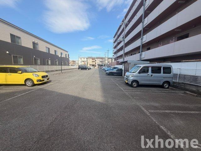 メゾンエルアンドケイの駐車場