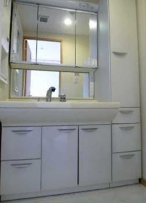 YORK　RESIDENCE　トランクルーム　２面バルコニー　管理人巡回の洗面所