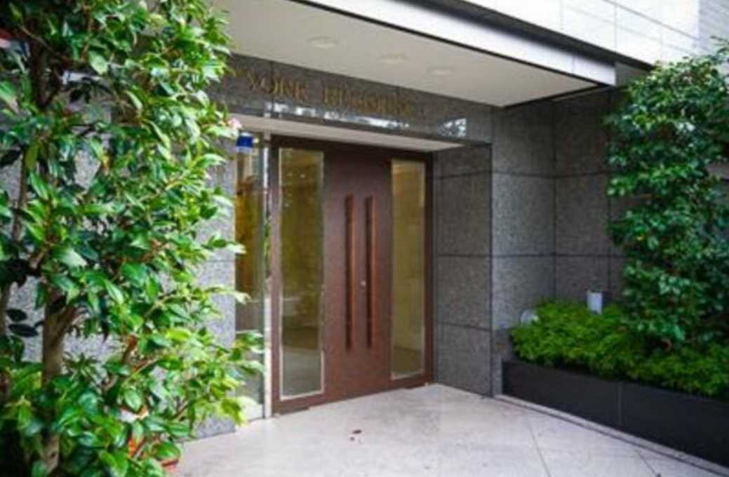 YORK　RESIDENCE　トランクルーム　２面バルコニー　管理人巡回のエントランス
