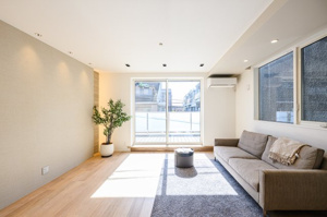 【居間・リビング】 | ご自宅から現地まで、当社スタッフがお車にて、「お迎え・お送り」をしております。ぜひお気軽にお問い合わせくださいませ♪