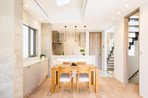 【居間・リビング】 | ご自宅から現地まで、当社スタッフがお車にて、「お迎え・お送り」をしております。ぜひお気軽にお問い合わせくださいませ♪