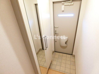 【玄関】 | カーサピアッツァⅠ | 背の高い下駄箱には鏡付きで身だしなみチェック。