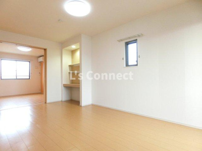 【居間・リビング】 | カーサピアッツァⅠ | 角部屋で２面に窓があります。