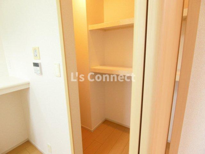 【設備】 | カーサピアッツァⅠ | キッチンにも収納付き。