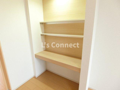 【その他】 | カーサピアッツァⅠ | 机としても使える棚があります。