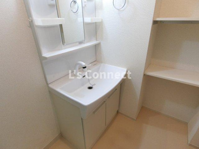 【洗面所】 | カーサピアッツァⅢ | 朝の支度もスムーズな独立洗面台。