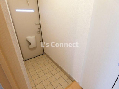 【玄関】 | カーサピアッツァⅢ | 背の高い下駄箱には鏡付きで身だしなみチェック。