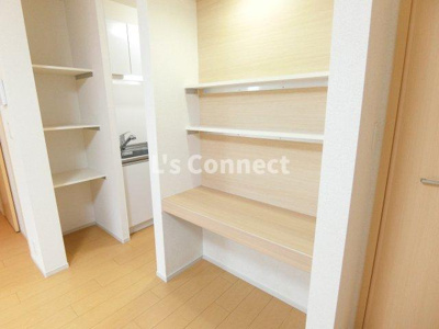 【設備】 | カーサピアッツァⅢ | ＬＤＫには２ヶ所に棚があります。