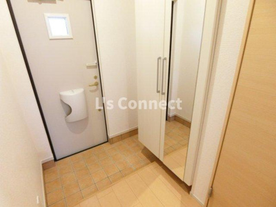 【玄関】 | カーサピアッツァⅡ | 背の高い下駄箱には鏡付きで身だしなみチェック。