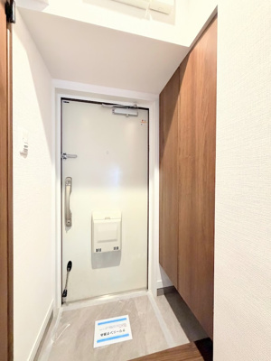 【玄関】 | 子安台共同ビル | ◆光の渦が溢れた明るい玄関ホール。「おかえり」と「ただいま」が交差するお家の顔とも言える場所は爽やかで心地良い空間となっています。すっきり片付いた玄関で来客時にも自信が持てそう。

