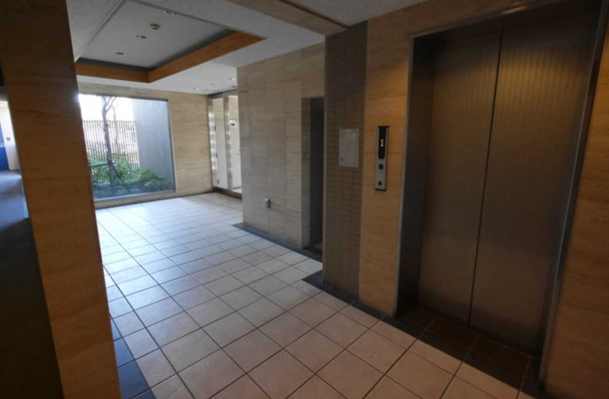 フォレスト446　高層階　管理人巡回　陽当たり良好のロビー