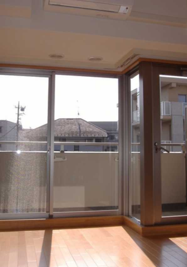 フォレスト446　高層階　管理人巡回　陽当たり良好の居間・リビング