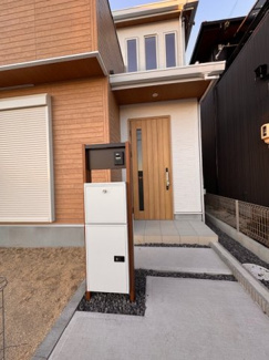 【玄関】 | FIRST　TOWN尾張旭市第1城山町城山全2棟【仲介手数料無料　城山小　旭中】 | 今すぐのご案内可能です！→  0120-336-922　までお気軽にお問い合わせください。