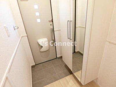 【玄関】 | ノアーズアークⅡ | 背の高い下駄箱には鏡付きで身だしなみチェック。