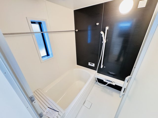 柏市布施新町４丁目新築戸建（布施新町第３）の浴室|手元で水流切り替えシャワーヘッド・足を伸ばせる広々浴槽で毎日リラックス♪
