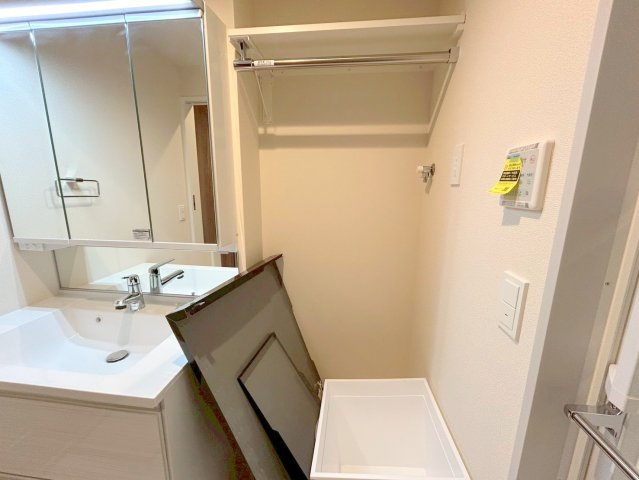 エルズプラス高円寺南の玄関|トールタイプのシューズＢＯＸ