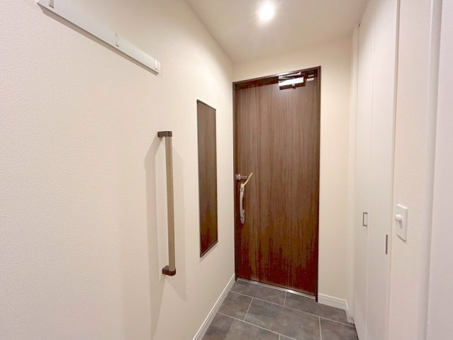 エルズプラス高円寺南の玄関|玄関に姿見とコート掛けあり