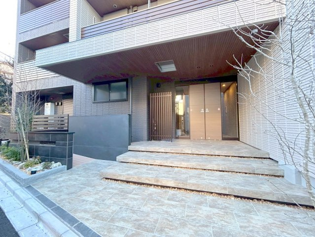 エルズプラス高円寺南のエントランス|ゆとりのあるエントランス