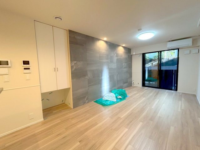 エルズプラス高円寺南の居間・リビング|ゆとりある広さのリビング