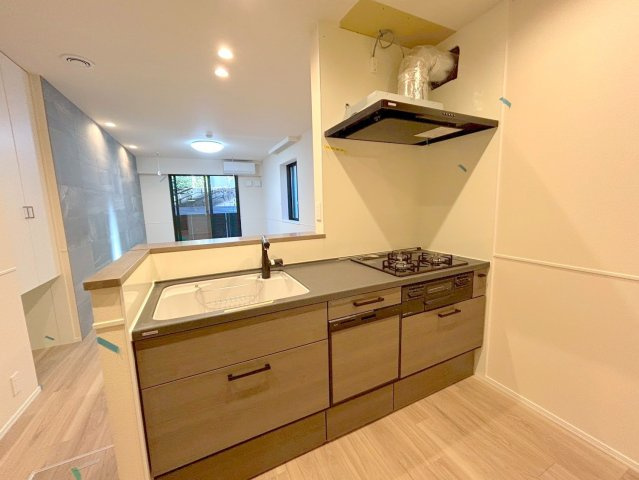 エルズプラス高円寺南のキッチン|ガス３口グリル付きシステムキッチン