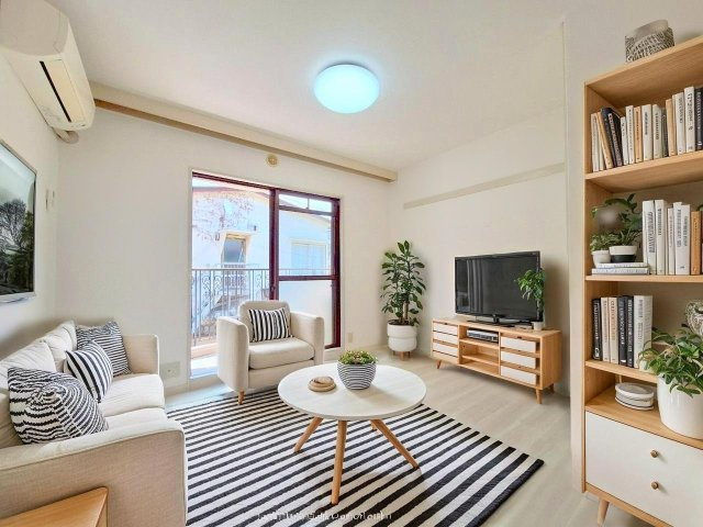 ピアー中野の居間・リビング|家具配置イメージパース　※実際は家具は付いていません