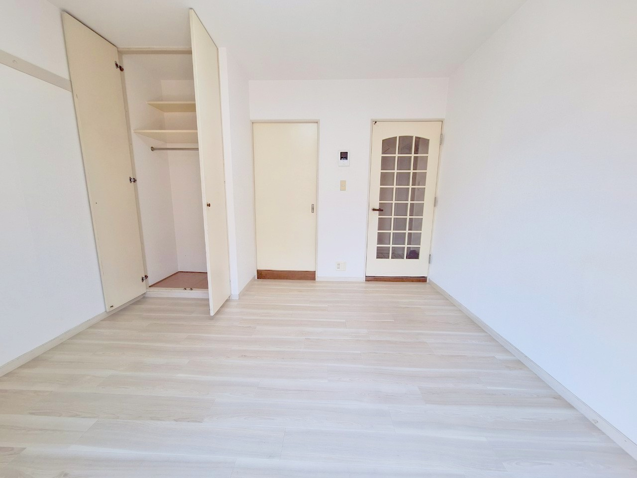 ピアー中野の洋室|白基調の明るい内装です