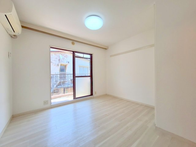 ピアー中野の内装|白い床フロアタイルが映える東向きの明るいお部屋です