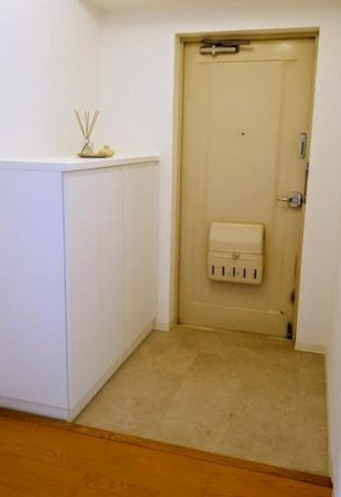 【中古マンション】かわつるグリーンタウン新鶴の玄関|明るい玄関ホールです